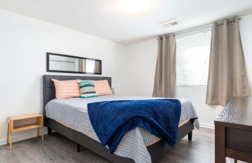 Enchanting 3BR Cottage Close to Downtown - Foto 16