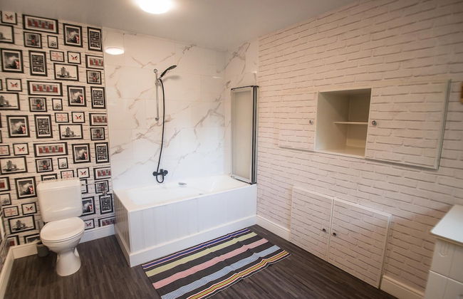 Magnificent Luxury Chateau in Vast Garden with Sauna & Hot Tubs - Photo 47