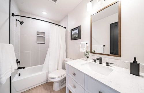 Unique Townhome with AC Garage Patio - Foto 25