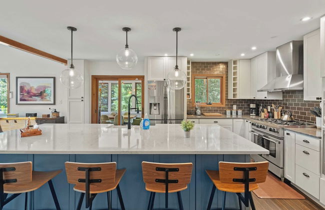 Waterside Haven by Avantstay Lakefront, Hot Tub, Game Room, Fire Pit - Photo 8