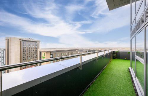 Penthouse Skyline – 2BR, Massive Terrace Retreat - Foto 8