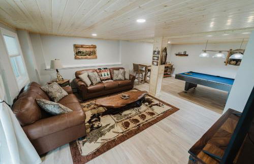 NEW! Modern Getaway - Hot Tub l Fire Pit l Pool table - Foto 29