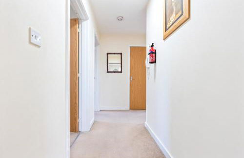 Balmoral Court -Sleeps 6 - Free Parking with Workspace - Balcony & High-Speed WiFi - Foto 27