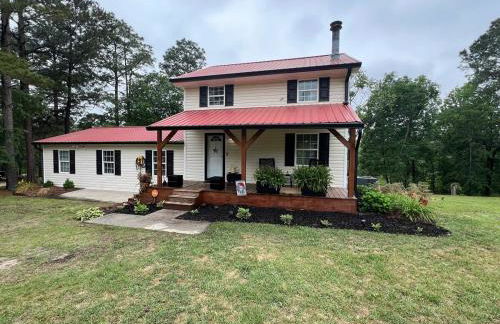 Charming Renovated Home Near Fayetteville, Rustic Retreat for Families - Foto 3