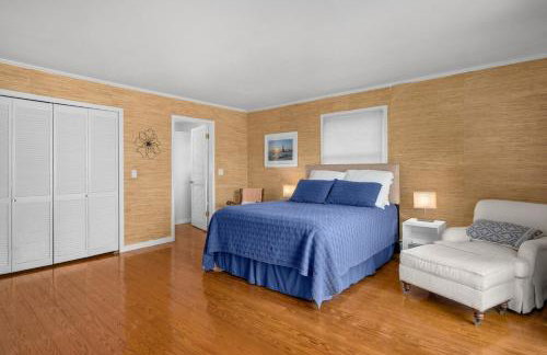 Gorgeous Beach! Lakefront with large Wooden Deck - Foto 16