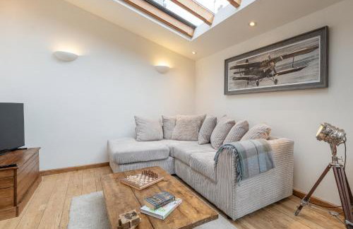 The Coach House - Beautiful Home in Cheltenham! - Photo 105