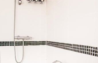 Contractor house, sleeps 5, close to restaurant's and bars, Long stays available, Oveyo Accommodation - Foto 4