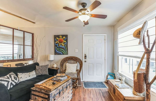 Cozy Retreat in Central East Austin - Photo 12