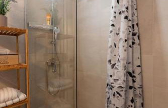 City Center Apartment with Free Parking - Foto 9