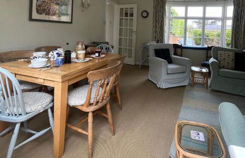 Seaview House, lovely ground floor flat with garden, minutes walk to beach - Photo 7