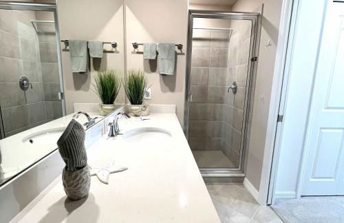 Stylish 3rd-Floor Condo with Golf Course Views - Foto 21