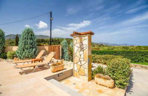 Maggie Alonia - Photo 9