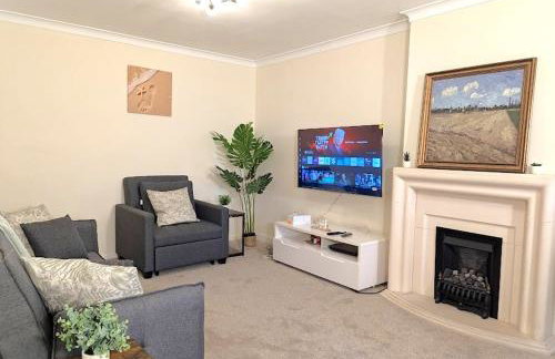 A cosy & stylish two-bed bungalow with garden & parking, close to a shopping centre, motorways and bus stops - Foto 1