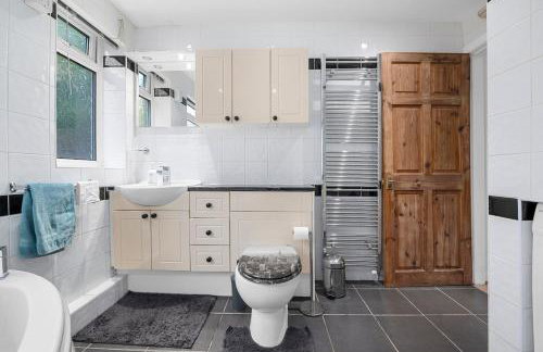 Modern 2BR Near Manchester Sleeps 6 ,Parking , Free WiFi in Middleton Ideal for Work Stays and Relaxation - Foto 14