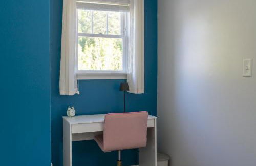 Fam-Biz Friendly 3BD with Fire pit & BBQ - Downtown - Foto 49