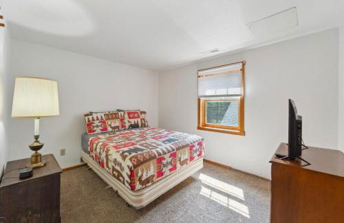 8BR 5BA Huge Dog Friendly Log Cabin near Wisconsin Dells and Lake sleeps 25plus - Foto 22