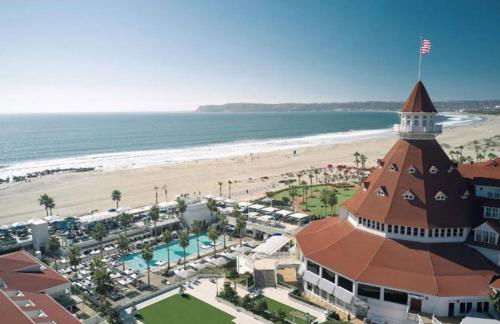 Private and Stylish 3Bdrm 3Ba Townhome, Gated Patio, King Bed, Spacious, Free Parking, Available now - Foto 28