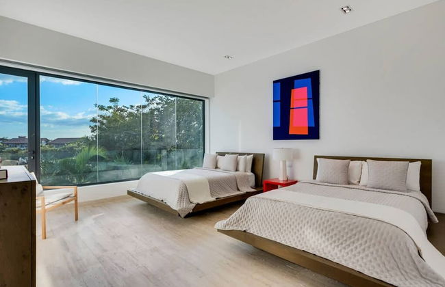 Modern 7BR Villa w Stunning Views of Golf Course - Photo 24