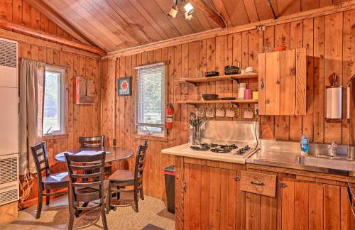 half Mi to Dtwn! Suttons Bay Cottage with Fire Pit - Foto 7