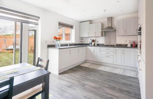 3 Bedroom House - Sleeps 8 - Driveway Parking - Foto 8