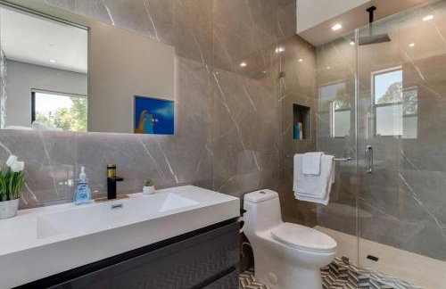 Posh Luxury Modern Home with Pool Spa and Rooftop Deck - Foto 30