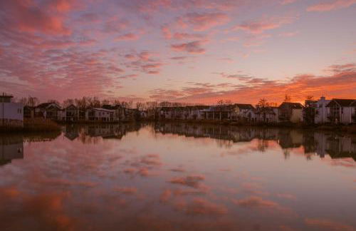 Lakeside Cotswolds Retreat with Private Hot Tub set on Lower Mill Estate - Photo 44