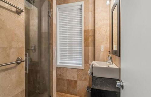 Bright & Modern Home with Patio - Foto 6