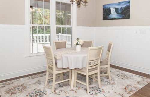 Exquisite home with pool, enclosed yard, fireplace, central AC, & washer/dryer - Foto 8