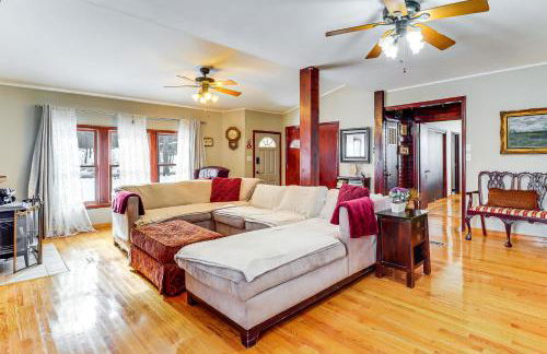 4 Mi to Camelback! Group-Friendly Poconos Cabin - Foto 6