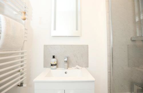 North Rd Apartment with Garden by N And N Stays Ltd, Close to vibrant Gloucester Rd with plenty of restaurants and shops near by, free on street parking - Foto 8