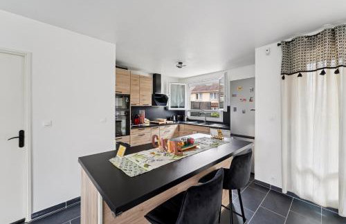 Chic house with a master suite, parking, terrace, and garden - Foto 9