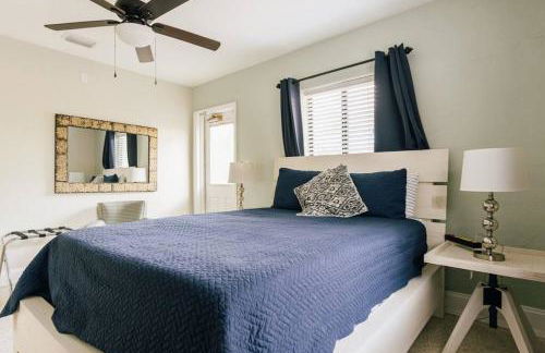 Two blocks from Beach - Walk to the water! - Foto 8