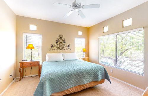 Dog-friendly condo with high-speed WiFi, heated outdoor pool & hot tub - Foto 18