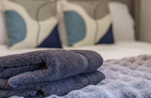 3BR Home Sleeps 6 Near Airport with Parking - Foto 12