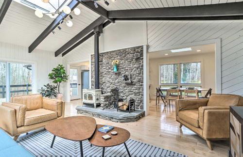 Modern Hideaway with Deck and State Forest Access - Foto 1