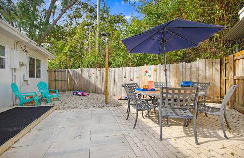 Tropical Escape near Beach! Tons of parking! - Photo 22