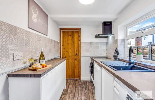 Comfortable 3 Bedroom Gem with 2 Bathrooms Perfect for Groups - Photo 1