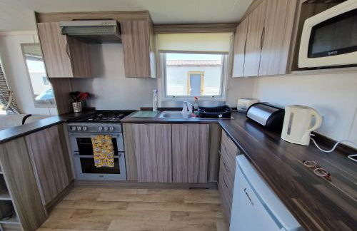Sea Breeze Retreat 2 Bedroom Pet Friendly Caravan in Clarach Bay - Foto 3