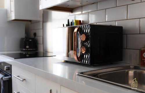 Modern 2BR Apartment - Prime Location Near Beach & Town - Sleeps 5 - Foto 14