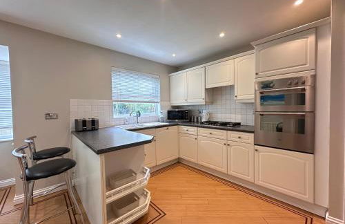 Spacious 4 Bed Home near Elizabeth Line, perfect for Contractors, Families & Groups - Foto 7