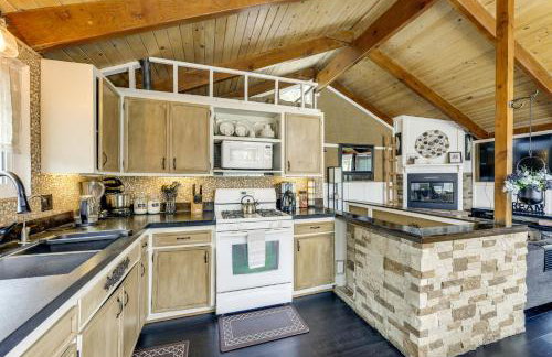 2 Mi to Lake Arrowhead! Mtn-View Hideaway with Deck - Foto 2