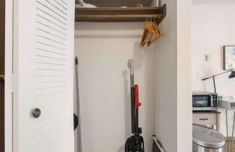 Workspace with Desk & Walkable to hospital & campus - Photo 31