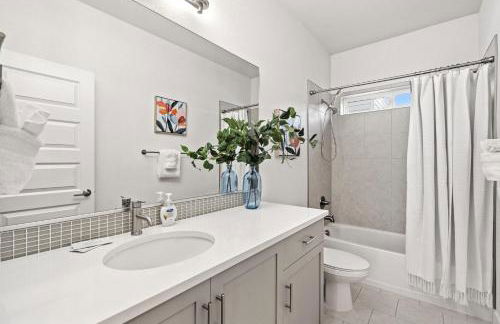 Steps from River & Old Town - Hot Tub & King Bed - Foto 24