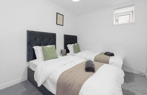 Free Parking - Sleeps 6 - Central - New Interior - Photo 8