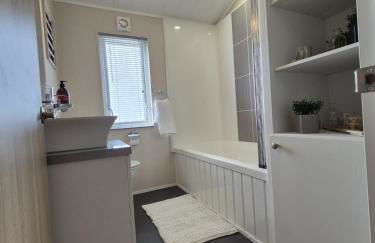 The Blue Lagoon 2 bedroom lodge with hot tub - Foto 33