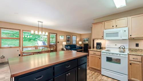 Secluded Oasis w Hot Tub, Screened-in Porch, WiFi! - Foto 5, stove, minibar