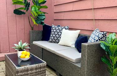 Designer Themed 4 Bedroom in Best Location with Patio and Fireplace - Foto 39