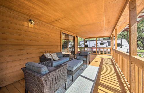 Couples Cabin with Luxury Deck, 1 Mi to Canyon Lake! - Foto 17