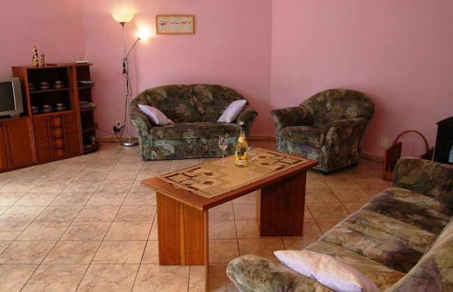 Comfortable Detached House With Large Garden - Photo 11