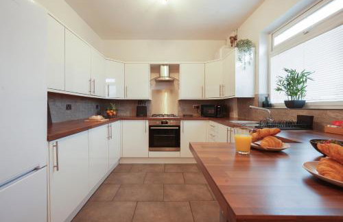 The Lodge - comfortable, stylish, 3 bedroom home with 3-6 beds near Utilita Arena - free parking - Photo 7